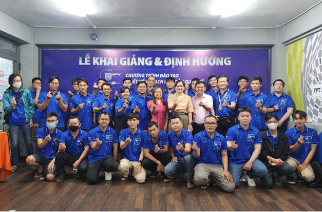 Buổi khai giảng lớp đầu tiên của chuyên ngành Thiết kế vi mạch bán dẫn quốc tại FPT Jetking. Buổi khai giảng lớp đầu tiên của chuyên ngành Thiết kế vi mạch bán dẫn quốc tại FPT Jetking.