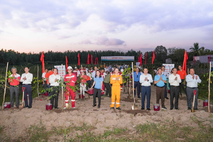 Lãnh đạo, cán bộ nhân viên Petrovietnam trồng cây xanh, góp phần phục hồi rừng trên đất ngập nước. 4-6.jpg