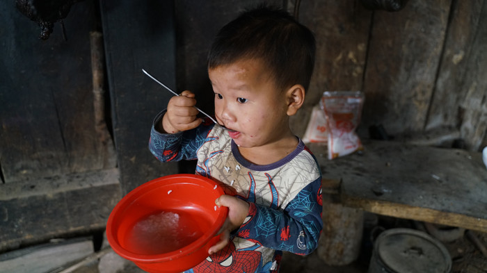Bữa sáng cơm trộn nước sôi trong góc bếp nghèo nàn. Anh 1 (4).JPG