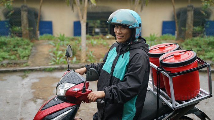 Điểm trường không có bếp nên cô giáo ngày ngày phải đi xa 11km lấy cơm trưa cho các con. Anh 4.png