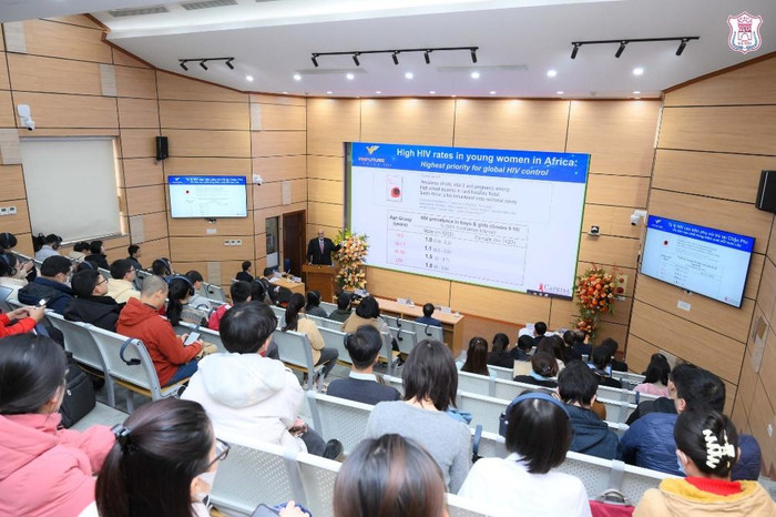 Giáo sư Salim Abdool Karim, Chủ nhân Giải đặc biệt VinFuture năm 2021, thuyết giảng tại Trường Đại học Y Hà Nội trong khuôn khổ Tuần lễ Khoa học Công nghệ VinFuture 2023. Quỹ VinFuture ngày càng thúc đẩy các hoạt động kết nối và trao đổi học thuật thực chất giữa cộng đồng khoa học thế giới và Việt Nam. Giáo sư Salim Abdool Karim, Chủ nhân Giải đặc biệt VinFuture năm 2021, thuyết giảng tại Trường Đại học Y Hà Nội trong khuôn khổ Tuần lễ Khoa học Công nghệ VinFuture 2023. Quỹ VinFuture ngày càng thúc đẩy các hoạt động kết nối và trao đổi học thuật thực chất giữa cộng đồng khoa học thế giới và Việt Nam.