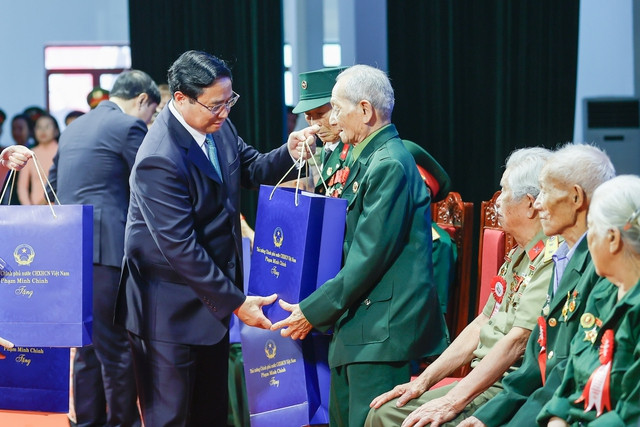 Thủ tướng Phạm Minh Chính trao quà cho các chiến sĩ Điện Biên tại buổi gặp mặt. Ảnh: VGP/Nhật Bắc Thủ tướng Phạm Minh Chính trao quà cho các chiến sĩ Điện Biên tại buổi gặp mặt. Ảnh: VGP/Nhật Bắc