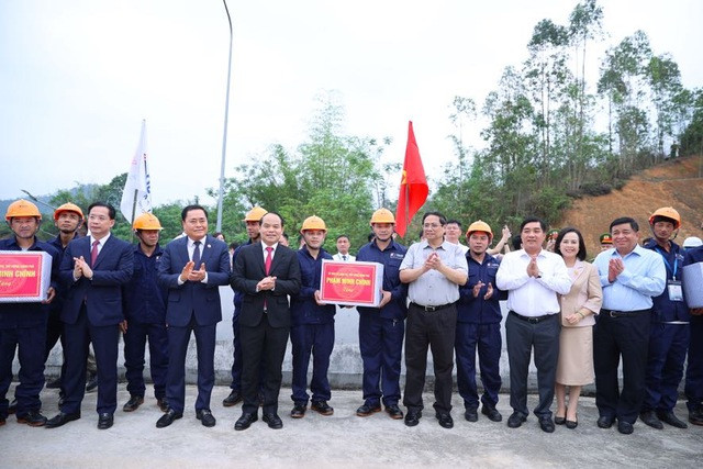 Thủ tướng tặng quà động viên công nhân thi công Dự án. Ảnh: VGP/Nhật Bắc Thủ tướng tặng quà động viên công nhân thi công Dự án. Ảnh: VGP/Nhật Bắc