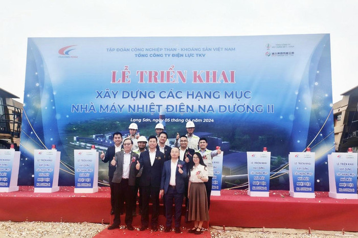 Các thành viên Liên danh nhà thầu CC1 – DR chụp ảnh lưu niệm sau Lễ triển khai. Các thành viên Liên danh nhà thầu CC1 – DR chụp ảnh lưu niệm sau Lễ triển khai.