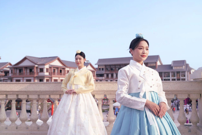 Với bộ Hanbok, du khách có thể hóa thân thành những nàng thơ xứ Hàn thường thấy trong phim ảnh 2-6.jpg