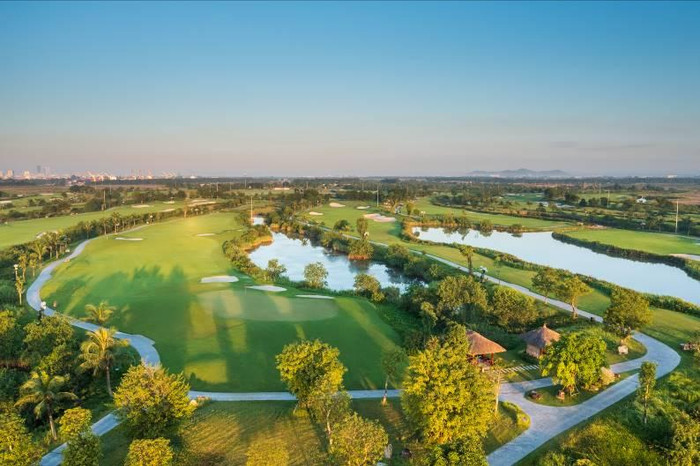 Sân golf trong lòng đại đô thị Vinhomes Royal Island hấp dẫn người chơi bởi cảnh quan đẹp mắt, gần gũi thiên nhiên. Sân golf trong lòng đại đô thị Vinhomes Royal Island hấp dẫn người chơi bởi cảnh quan đẹp mắt, gần gũi thiên nhiên.
