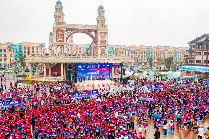 Với sự tham gia của hơn 10.000 vận động viên, EDURUN 2024 đã tạo nên một biển người "nhuộm hồng" Khu đô thị Vinhomes Ocean Park 2. ANH 1 (20).jpg