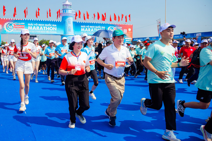 Ông Đặng Văn Tuyên tham gia chạy đồng hành cùng giải Tiền Phong Marathon 2024. 2- Ông Đặng Văn Tuyên tham gia chạy đồng hành cùng giải Tiền Phong Marathon 20234.jpg