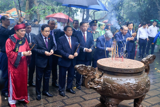 Lễ dâng hương do Đảng bộ, chính quyền và nhân dân tỉnh Phú Thọ thay mặt đồng bào, chiến sĩ cả nước và kiều bào ta ở nước ngoài tổ chức. Ảnh: VGP/Nhật Bắc Lễ dâng hương do Đảng bộ, chính quyền và nhân dân tỉnh Phú Thọ thay mặt đồng bào, chiến sĩ cả nước và kiều bào ta ở nước ngoài tổ chức. Ảnh: VGP/Nhật Bắc