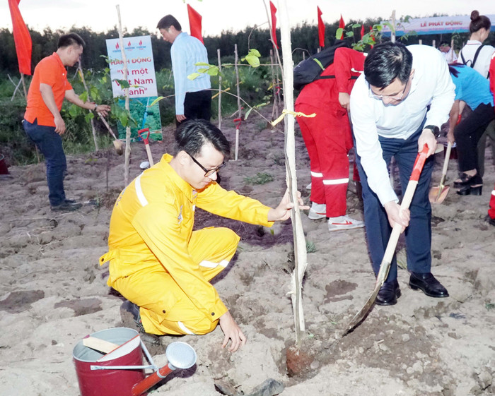 Lãnh đạo Petrovietnam cùng cán bộ nhân viên Tập đoàn tham gia trồng cây tại lễ phát động. 6-4.JPG