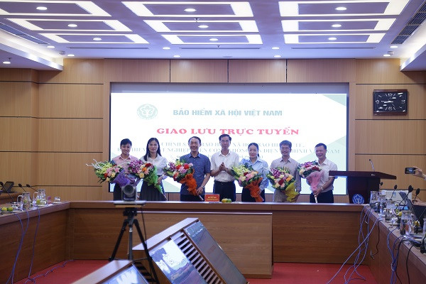Phó Tổng Giám đốc Bảo hiểm xã hội Việt Nam Đào Việt Ánh tặng hoa khách mời, chuyên gia tham dự Chương trình giao lưu trực tuyến. giaoluu.jpg