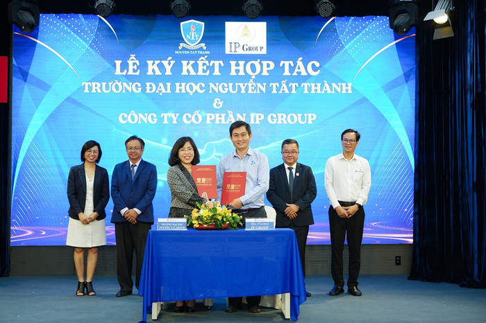 Lễ ký kết hợp tác toàn diện giữa Trường Đại học Nguyễn Tất Thành và 4 Doanh nghiệp: Hiệp hội Thiết kế Thành phố Hồ Chí Minh – VDAS, Công Ty TNHH Nền Tảng Sáng Tạo - Base Creative, Công Ty Cổ Phần IP Group, Hệ Thống Anh Ngữ Jaxtina. Trường ĐH Nguyễn Tất Thành ký kết hợp tác với 4 đối tác gồm Hiệp Hội Thiết Kế TP.HCM – VDAS, Công Ty TNHH Nền Tảng Sáng Tạo - Base Creative, Công Ty Cổ Phần IP Group, Hệ Thống Anh Ngữ Jaxtina ( (4).jpg