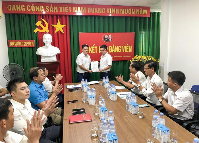 Lễ kết nạp đảng viên đối với anh Nguyễn Cảnh Cường (bìa trái) - Giám đốc thú y cụm trang trại 2 kiêm chuyên gia thú y của Dự án chăn nuôi bò sữa TH ở Nga. Lễ kết nạp đảng viên đối với anh Nguyễn Cảnh Cường (bìa trái) - Giám đốc thú y cụm trang trại 2 kiêm chuyên gia thú y của Dự án chăn nuôi bò sữa TH ở Nga.