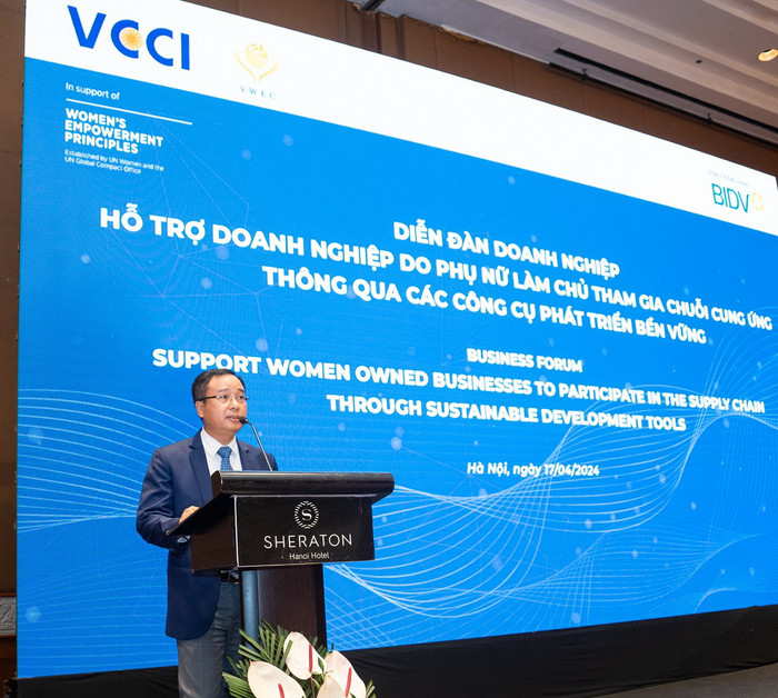 Ông Phạm Đức Hậu - Phó Giám đốc Ban Khách hàng doanh nghiệp BIDV - phát biểu tại Diễn đàn. Anh Dai dien BIDV phat bieu.jpg
