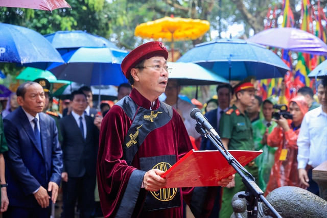 Chúc văn do lãnh đạo tỉnh Phú Thọ trình bày tại lễ dâng hương nêu rõ, tưởng nhớ về Tổ tông, các Vua Hùng đã khơi mạch nguồn dân tộc, lập nên Nhà nước Văn Lang; khai sơn, phá thạch, đặt nền móng để quốc gia, dân tộc được muôn đời thịnh trị. Ảnh: VGP/Nhật Bắc Chúc văn do lãnh đạo tỉnh Phú Thọ trình bày tại lễ dâng hương nêu rõ, tưởng nhớ về Tổ tông, các Vua Hùng đã khơi mạch nguồn dân tộc, lập nên Nhà nước Văn Lang; khai sơn, phá thạch, đặt nền móng để quốc gia, dân tộc được muôn đời thịnh trị. Ảnh: VGP/Nhật Bắc