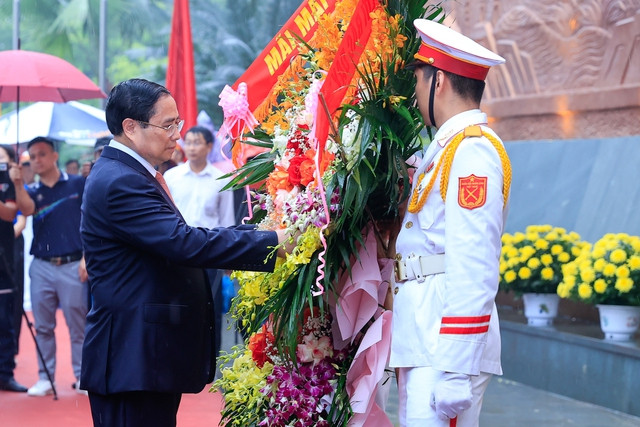 Thủ tướng Phạm Minh Chính dâng hoa tại Bức phù điêu Bác Hồ nói chuyện với cán bộ, chiến sĩ Đại đoàn quân Tiên Phong tại Ngã năm Đền Giếng. Ảnh: VGP/Nhật Bắc img4011-1713405018889429839158.jpg