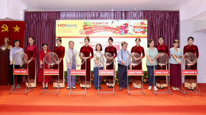 Nhiều khách hàng đến tham dự lễ quay số may mắn diễn ra ngày 21/3/2024 tại Thành phố Hồ Chí Minh. Hình 1.jpeg