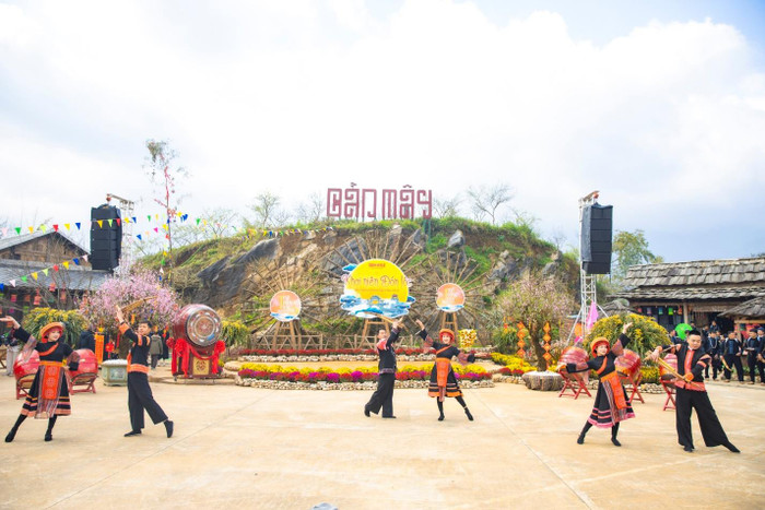 Cảnh sắc thiên nhiên kỳ thú, thời tiết mát mẻ và mùa hoa Đỗ quyên rực rỡ cùng vô vàn trải nghiệm hấp dẫn đang chờ đón du khách đến trải nghiệm và khám phá Sa Pa vào dịp nghỉ lễ 30/4, 1/5 và những ngày hè sắp tới. Cảnh sắc thiên nhiên kỳ thú, thời tiết mát mẻ và mùa hoa Đỗ quyên rực rỡ cùng vô vàn trải nghiệm hấp dẫn đang chờ đón du khách đến trải nghiệm và khám phá Sa Pa vào dịp nghỉ lễ 30/4, 1/5 và những ngày hè sắp tới.