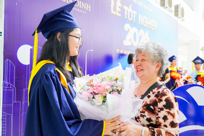 Bà Trần Thị Lợi (tỉnh Bình Thuận) đến chúc mừng tốt nghiệp cháu gái. Ảnh: Xuân Trường Bà Trần Thị Lợi (tỉnh Bình Thuận) đến chúc mừng tốt nghiệp cháu gái. Ảnh: Xuân Trường