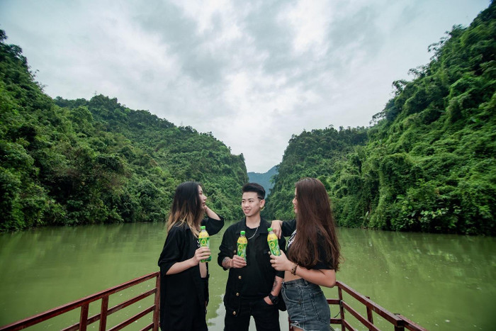 Thưởng thức những chai Trà Xanh Không Độ giữa thiên nhiên mát lành là cách người trẻ đặc biệt yêu thích để giải nhiệt cuộc sống ngày nắng nóng. Thưởng thức những chai Trà Xanh Không Độ giữa thiên nhiên mát lành là cách người trẻ đặc biệt yêu thích để giải nhiệt cuộc sống ngày nắng nóng.