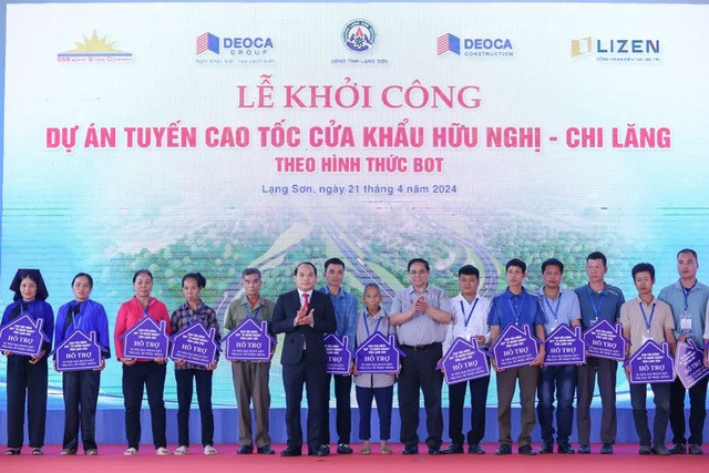 Thủ tướng Phạm Minh Chính và lãnh đạo tỉnh Lạng Sơn trao quà tặng của Ban vận động Quỹ "Vì người nghèo" tỉnh Lạng Sơn hỗ trợ cho 30 hộ dân trong vùng dự án trên địa bàn. Ảnh: VGP/Nhật Bắc Thủ tướng Phạm Minh Chính và lãnh đạo tỉnh Lạng Sơn trao quà tặng của Ban vận động Quỹ "Vì người nghèo" tỉnh Lạng Sơn hỗ trợ cho 30 hộ dân trong vùng dự án trên địa bàn. Ảnh: VGP/Nhật Bắc