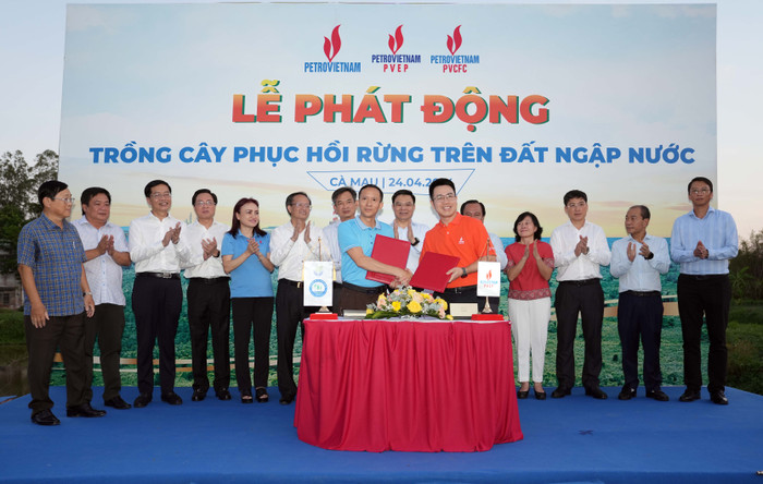 Các đơn vị dầu khí ký thỏa thuận với Viện Khoa học lâm nghiệp Nam bộ, Sở Nông nghiệp và Phát triển nông thôn tỉnh Cà Mau trồng mới 40 ha rừng và 250.000 cây xanh trên địa bàn tỉnh. 3-6.JPG