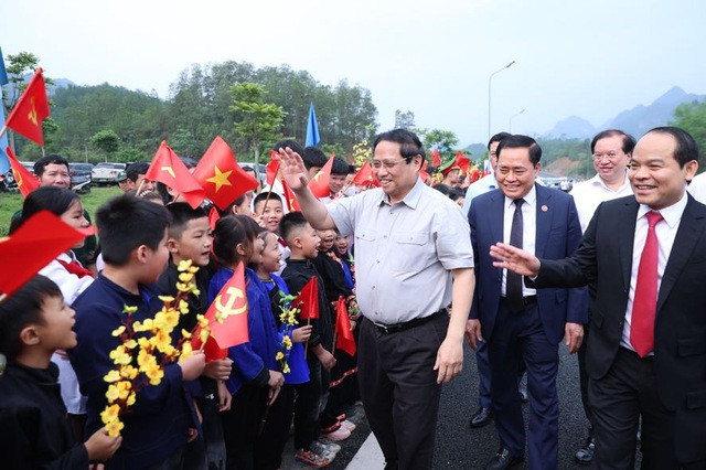 Thiếu nhi các dân tộc tỉnh Lạng Sơn chào đón Thủ tướng Phạm Minh Chính. Ảnh: VGP/Nhật Bắc Thiếu nhi các dân tộc tỉnh Lạng Sơn chào đón Thủ tướng Phạm Minh Chính. Ảnh: VGP/Nhật Bắc