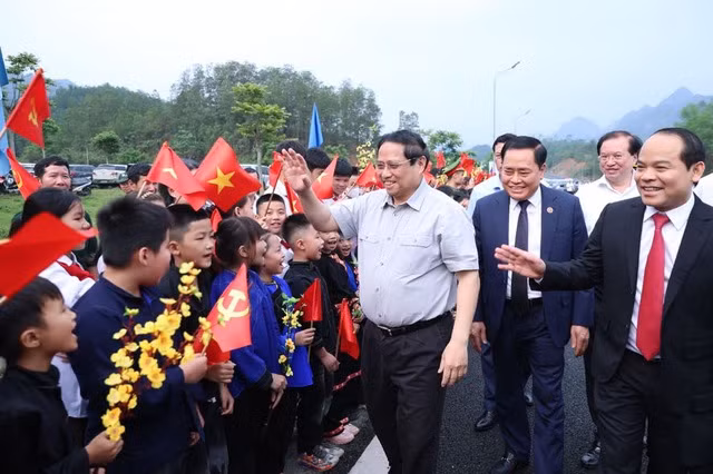 Thiếu nhi các dân tộc tỉnh Lạng Sơn chào đón Thủ tướng Phạm Minh Chính. Ảnh: VGP/Nhật Bắc