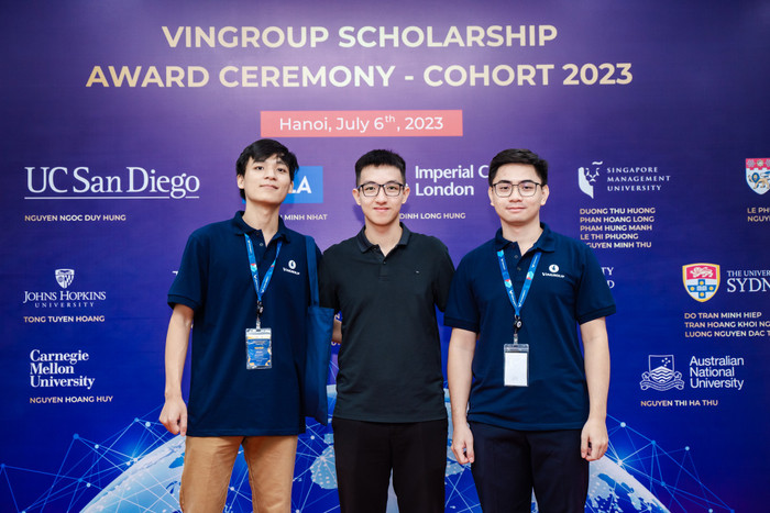 Học viên khóa 2 của Chương trình - Lý Phúc Thành (ngoài cùng bên phải), hiện đang theo học Thạc sĩ Robotics tại Trường Đại học Pennsylvania, Mỹ. Ảnh 2 (1).jpg