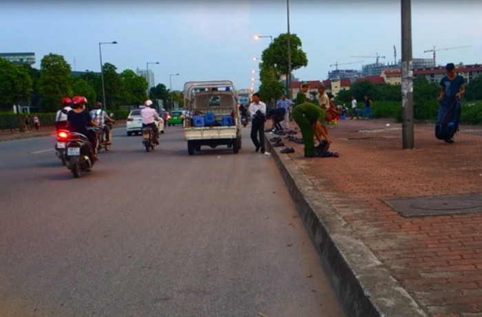 Việc tạm giữ đồ đạc của những người bày bán trên vỉa hè, về lí thì có thể đúng nhưng về tình thì còn nhiều điều phải suy nghĩ Việc tạm giữ đồ đạc của những người bày bán trên vỉa hè, về lí thì có thể đúng nhưng về tình thì còn nhiều điều phải suy nghĩ