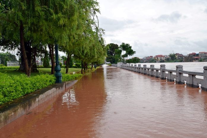 Nước sông Kỳ Cùng dâng cao tràn lên mặt đường Hùng Vương Nước sông Kỳ Cùng dâng cao tràn lên mặt đường Hùng Vương
