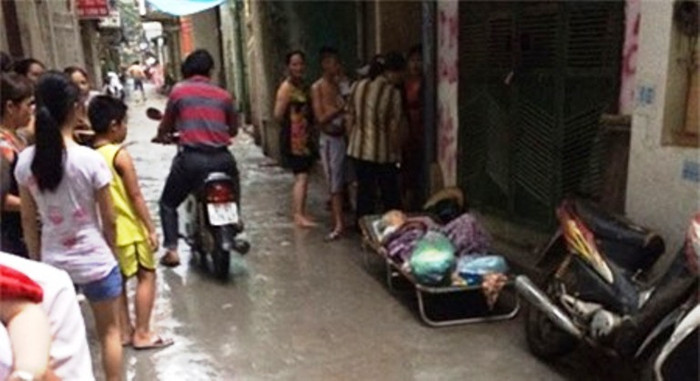 Con cái nhẫn tâm để mẹ già nằm ngoài cửa nhà. Ảnh: VNE Con cái nhẫn tâm để mẹ già nằm ngoài cửa nhà. Ảnh: VNE