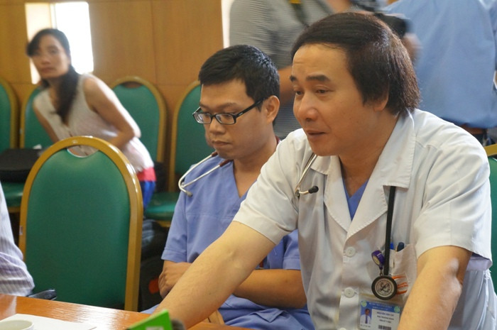 bác sĩ Hùng (áo xanh) vẫn chưa hết bàng hoàng khi kể lại sự việc Ảnh: VIẾT CƯỜNG bác sĩ Hùng (áo xanh) vẫn chưa hết bàng hoàng khi kể lại sự việc Ảnh: VIẾT CƯỜNG