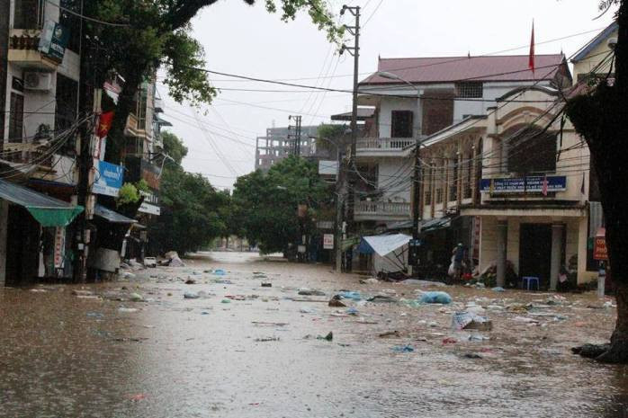 Trận mưa lớn vào đêm qua 19/7 đã khiến nhiều khu vực tại thành phố Lạng Sơn chìm trong biển nước Trận mưa lớn vào đêm qua 19/7 đã khiến nhiều khu vực tại thành phố Lạng Sơn chìm trong biển nước