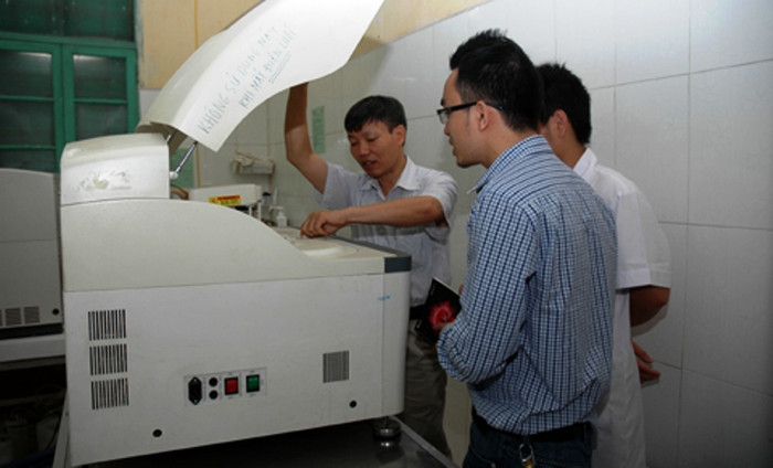 Đoàn kiểm tra của Sở Y tế Hà Nội kiểm tra máy xét nghiệm tại BV huyện Hoài Đức sáng 29/7