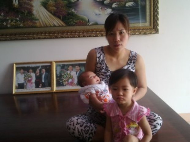 Bà Cao Thị Thu Hằng cùng hai con nhỏ Ảnh: QK Bà Cao Thị Thu Hằng cùng hai con nhỏ Ảnh: QK