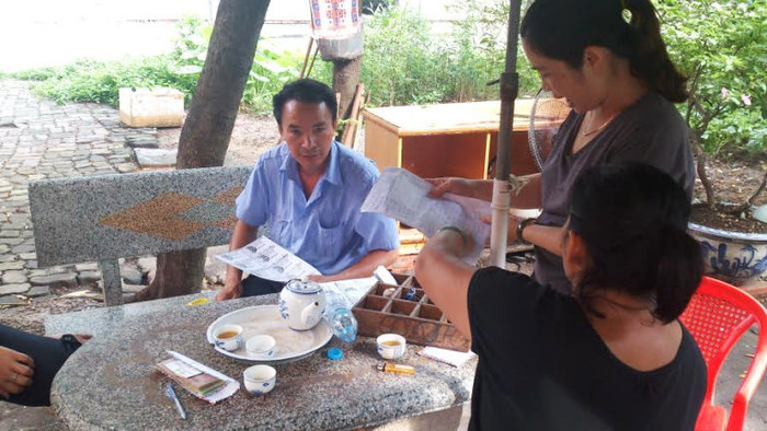 Người dân khu N5A đang quyên góp tiền hỗ trợ mai táng cho ông bảo vệ hiền lành, xấu số.