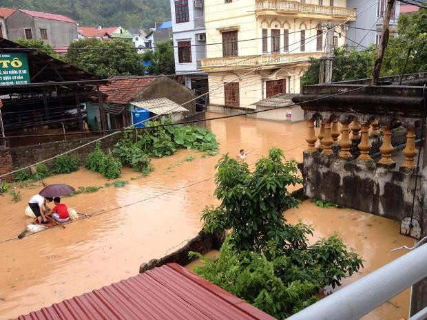 Khu Chùa Tiên cũng ngập trong nước. Khu Chùa Tiên cũng ngập trong nước.