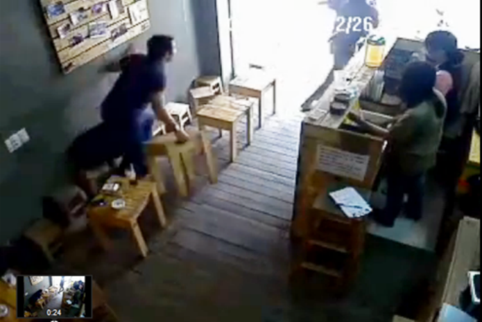 Nạn nhân lao theo cùng chiếc bàn gỗ bên cạnh. Nạn nhân lao theo cùng chiếc bàn gỗ bên cạnh.