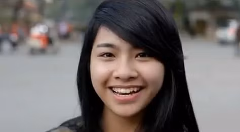 Gương mặt người Hà Nội với nụ cười tươi ở cuối clip để lại ấn tượng đẹp trong lòng người xem.