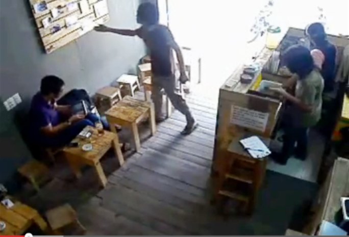 Giả vờ xem tranh ảnh khu vực gần con mồi. Giả vờ xem tranh ảnh khu vực gần con mồi.