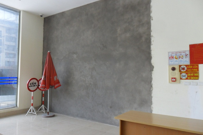 Bức tường mới được Công ty Vĩnh Lợi dựng lên ở tầng 1 tòa nhà 25T2 khu N05 Bức tường mới được Công ty Vĩnh Lợi dựng lên ở tầng 1 tòa nhà 25T2 khu N05