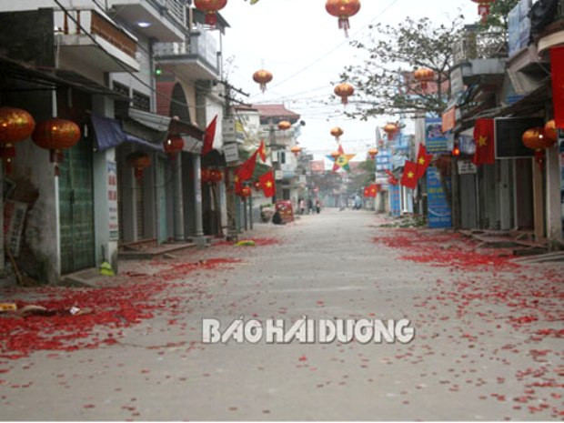Đường thôn Cổ Dũng đỏ rực xác pháo. Ảnh chụp lúc 7 giờ sáng mùng 1 Tết (Ảnh: Báo Hải Dương) Đường thôn Cổ Dũng đỏ rực xác pháo. Ảnh chụp lúc 7 giờ sáng mùng 1 Tết (Ảnh: Báo Hải Dương)