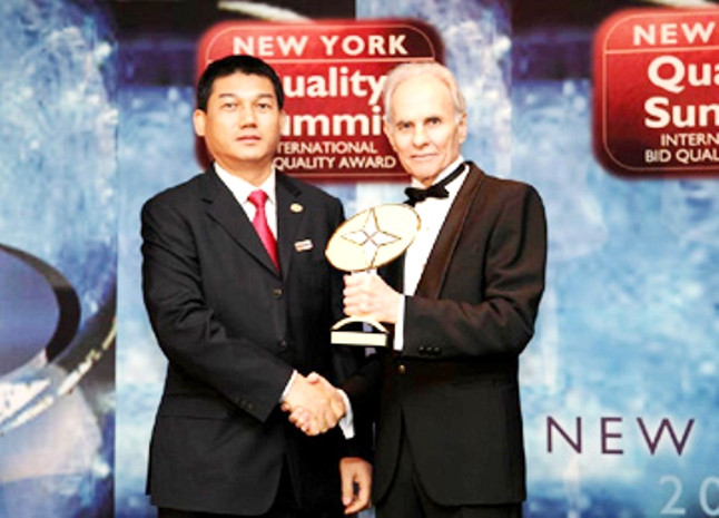 Ông Phạm Huy Hùng (phải), Chủ tịch HĐQT Vietinbank luôn tin vào "niềm tin chiến thắng" Ông Phạm Huy Hùng (phải), Chủ tịch HĐQT Vietinbank luôn tin vào "niềm tin chiến thắng"