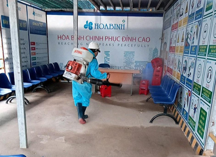 Các công trường được phun khử khuẩn trước khi vào làm việc Các công trường được phun khử khuẩn trước khi vào làm việc