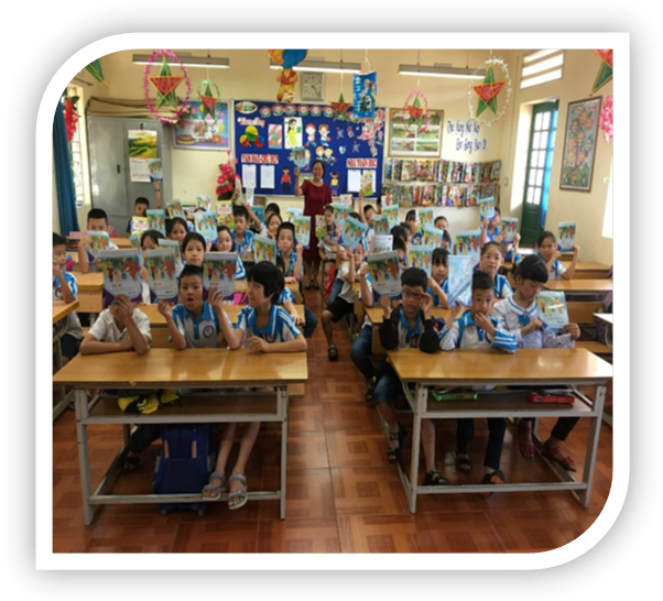 Cô Xuân trong lớp cùng học sinh. (Ảnh: Nhà trường cung cấp) Cô Xuân trong lớp cùng học sinh. (Ảnh: Nhà trường cung cấp)