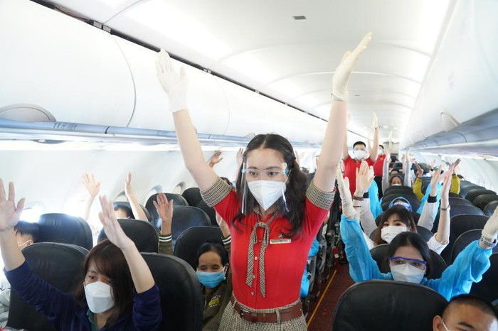 Hành khách trải nghiệm các bài tập yoga ngay trên tàu bay cùng với những động tác thở chậm, thư giãn, chuyển động nhẹ nhàng và thiền cho khách hàng một khoảng nghỉ ngơi.