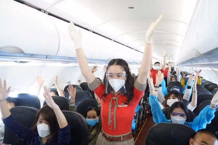 Hành khách trải nghiệm các bài tập yoga ngay trên tàu bay cùng với những động tác thở chậm, thư giãn, chuyển động nhẹ nhàng và thiền cho khách hàng một khoảng nghỉ ngơi.