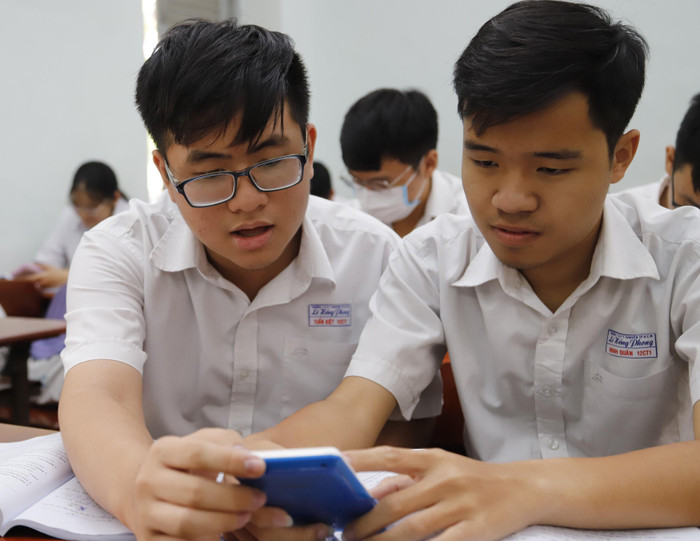 Tuấn Kiệt (đeo kính) cùng trao đổi với bạn trong giờ học môn Toán. Ảnh chụp năm học 2020-2021. Ảnh: N.H