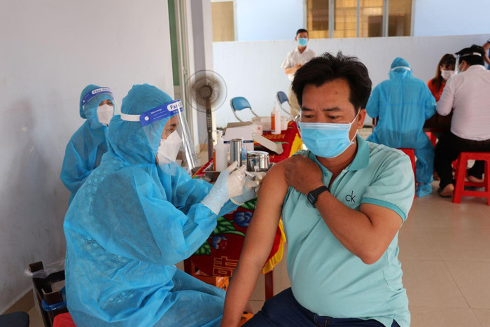 Công nhân, người lao động tỉnh Tiền Giang được tiêm vaccine phòng COVID-19 để sớm quay trở lại sản xuất. Ảnh: Hữu Chí/TTXVN Công nhân, người lao động tỉnh Tiền Giang được tiêm vaccine phòng COVID-19 để sớm quay trở lại sản xuất. Ảnh: Hữu Chí/TTXVN